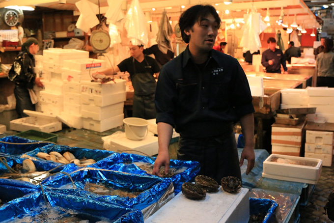 世界有数の魚市場、築地の目利きが選んだ選りすぐりのあわび